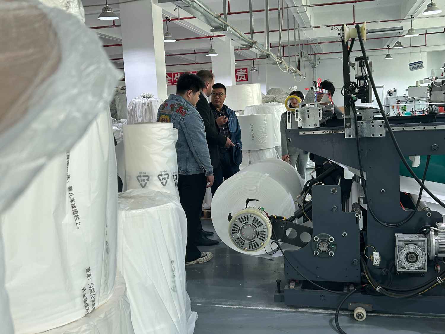 國際合作伙伴深度考察，共謀發(fā)展 —— 外國客戶訪問久信達(dá)科技生產(chǎn)車間(圖4)
